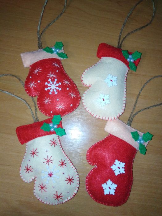 Новорічні іграшки із фетру. Рукавички із фетру