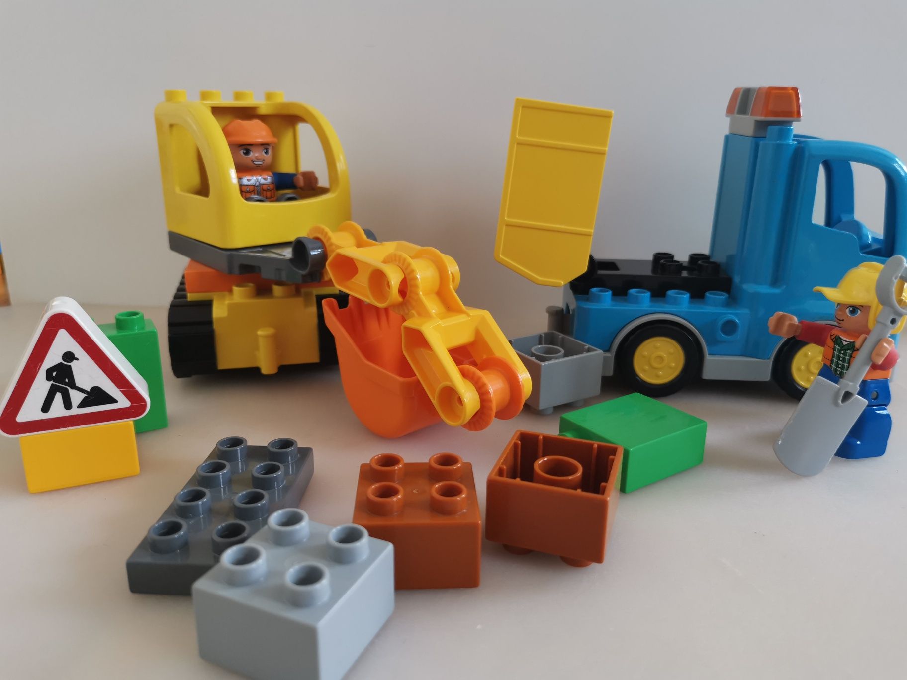 10812 lego duplo Ciężarówka i koparka gąsienicowa