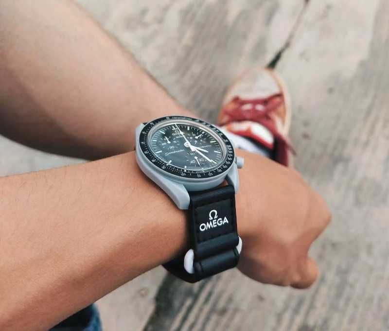 SO33M100 Omega x Swatch Księżyc: Kosmiczny Zegarek Bioceramiczny