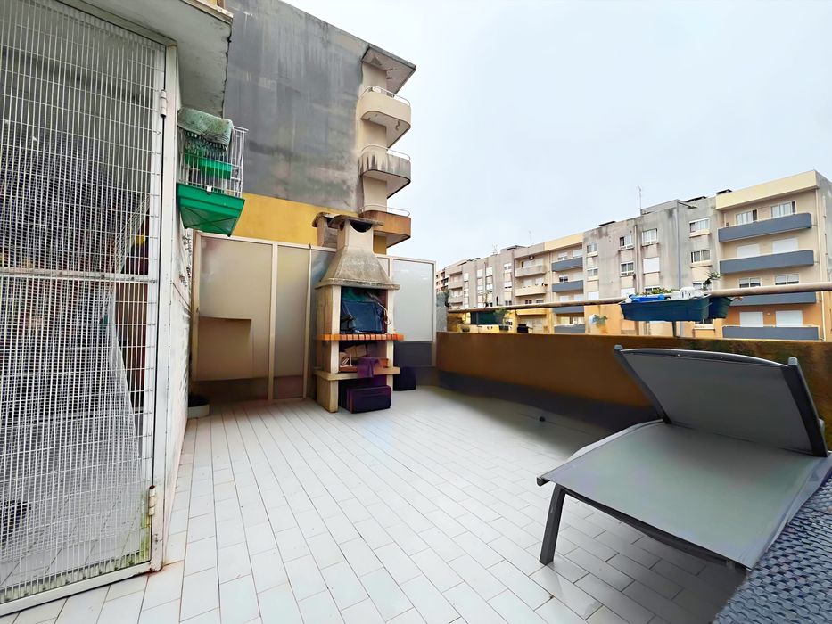 Apartamento T2 com Terraço e Garagem Box