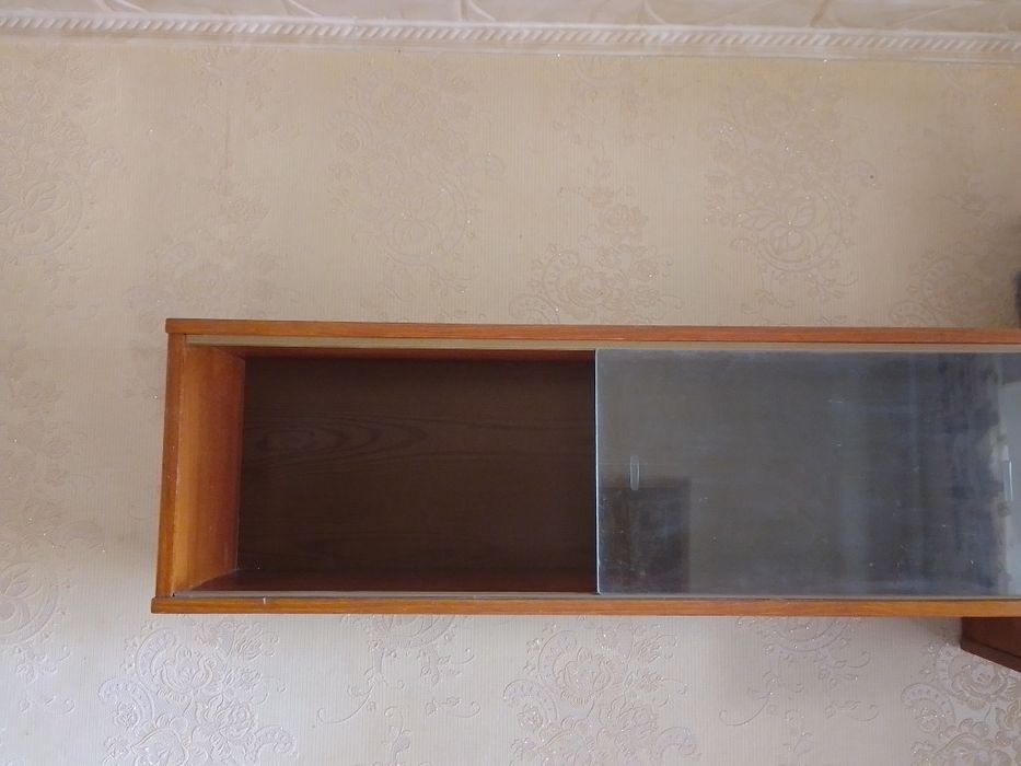 Полка для книг со стеклянными дверцами-купе. Книжная полка деревянная