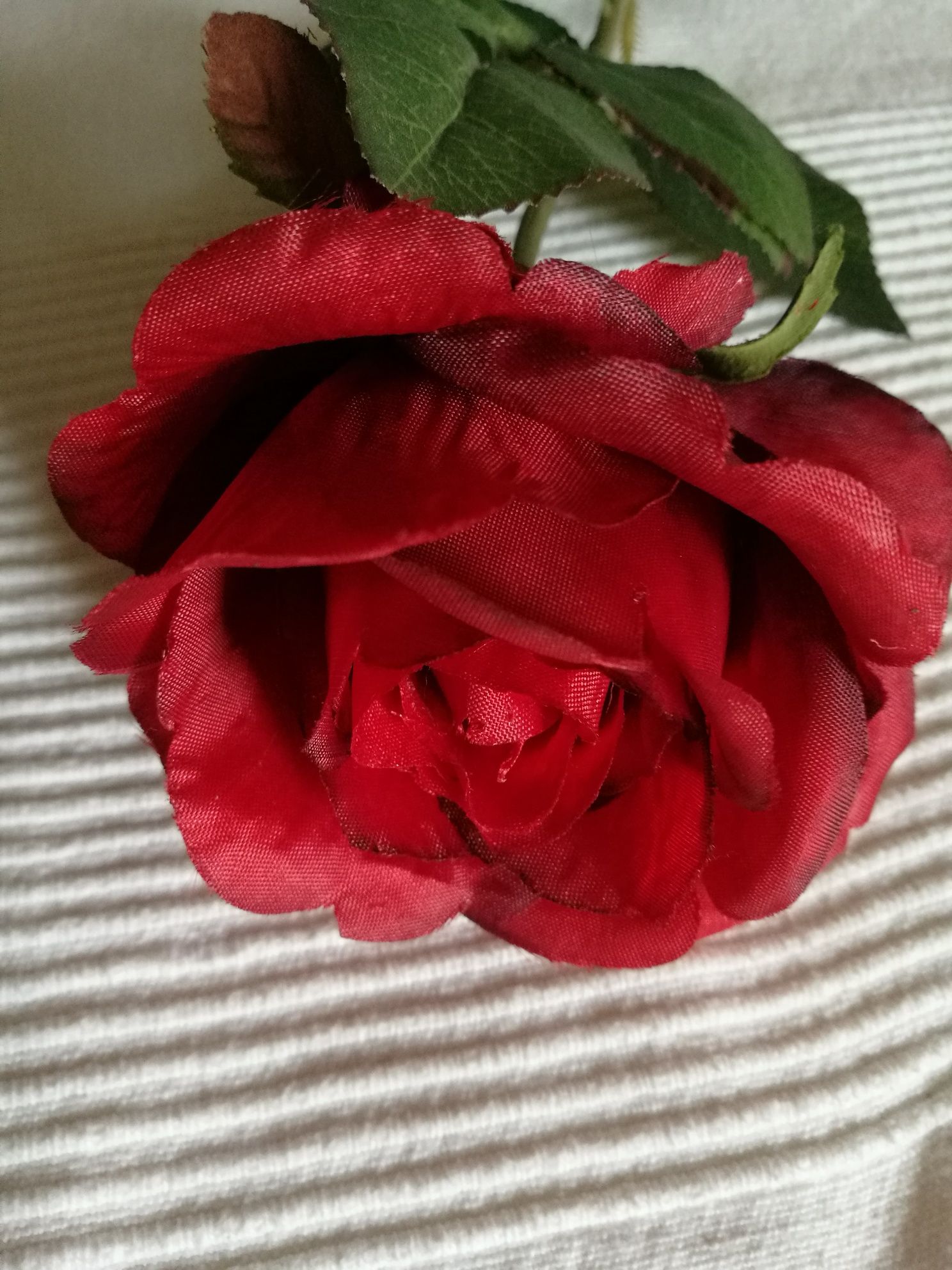 Oryginalna róża czerwona z tkaniny