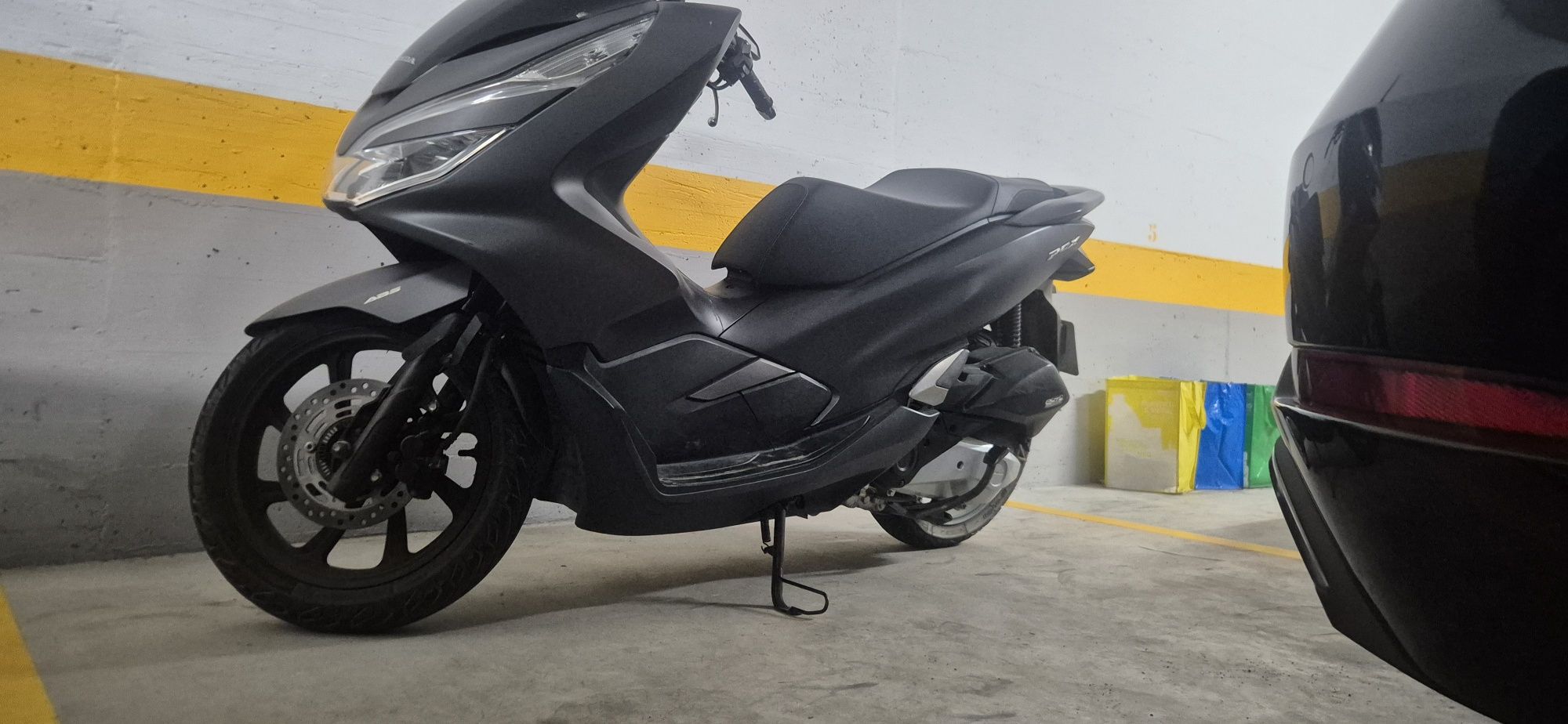 PCX 125cc de garagem