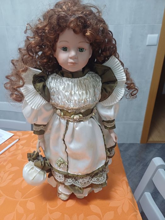 Uma boneca em porcelana