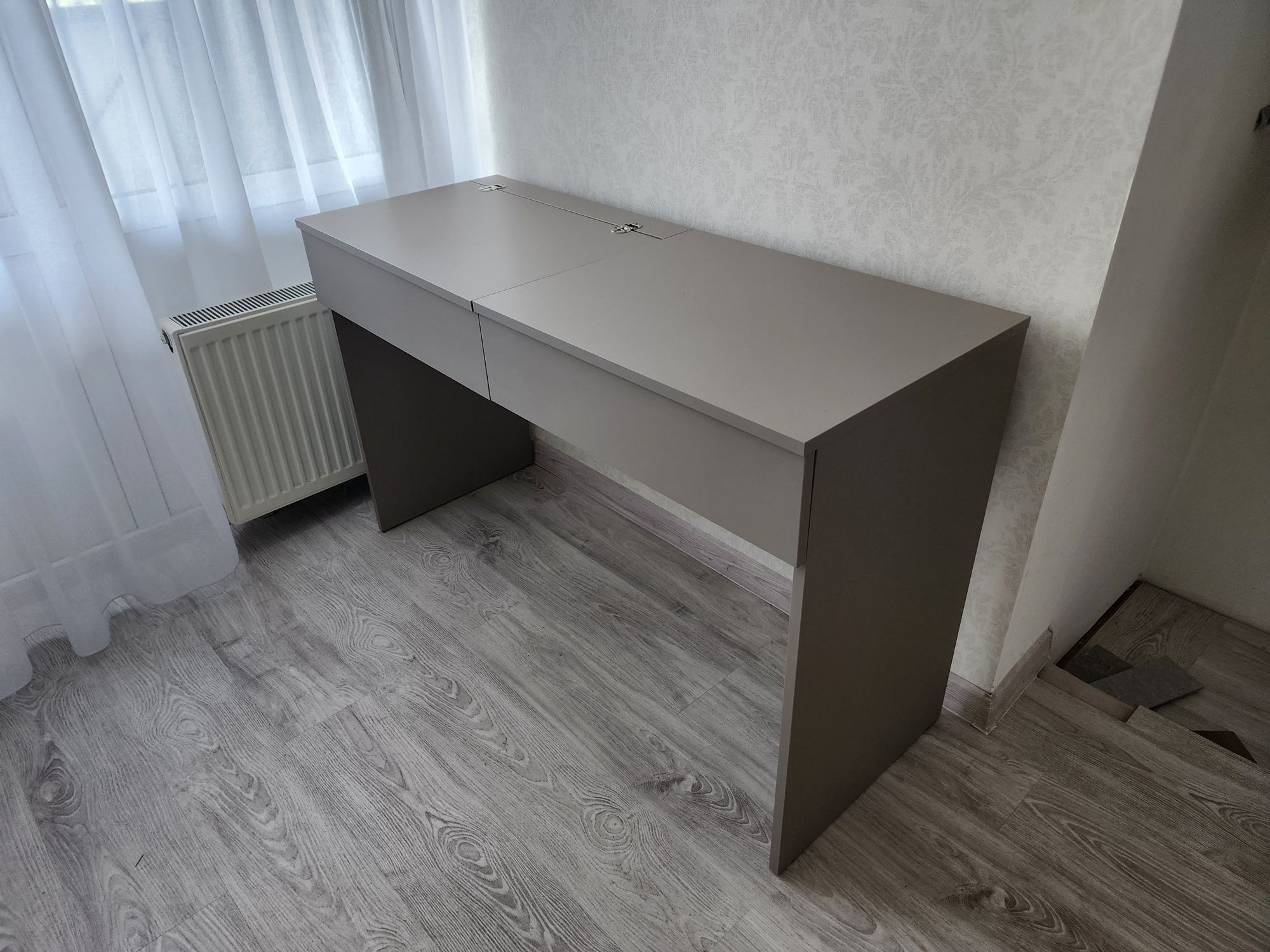 Продам стіл (туалетний столик)