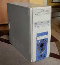 Stary komputer z Windows 2000 do retro gier