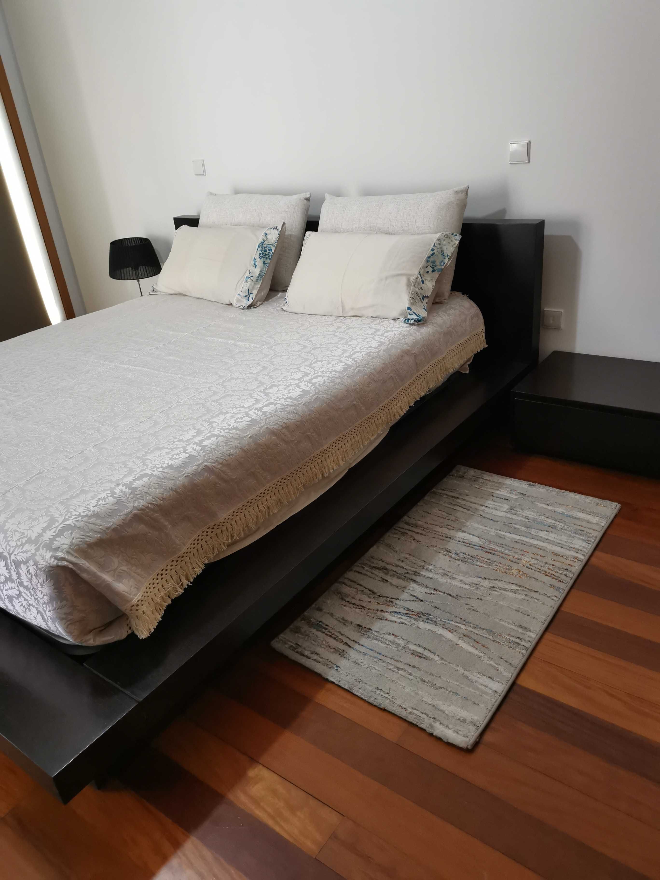 Cama de casal 160x200 com duas mesas de cabeceira