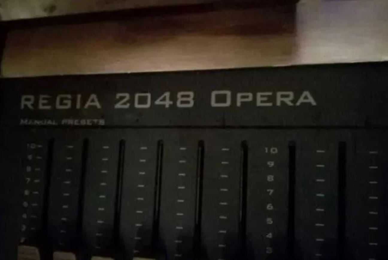 SGM REGIA 2048 OPERA - stół oświetleniowy kontroler sterownik DMX case