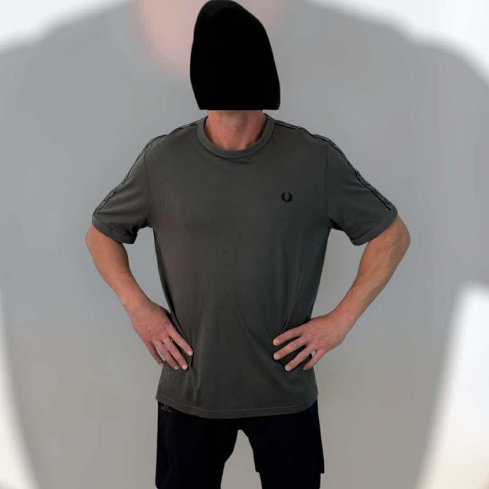 Fred Perry t-shirt męski XL/XXL 
Rozmiar XL/XXL 
Osoba na zdjęciu nosi