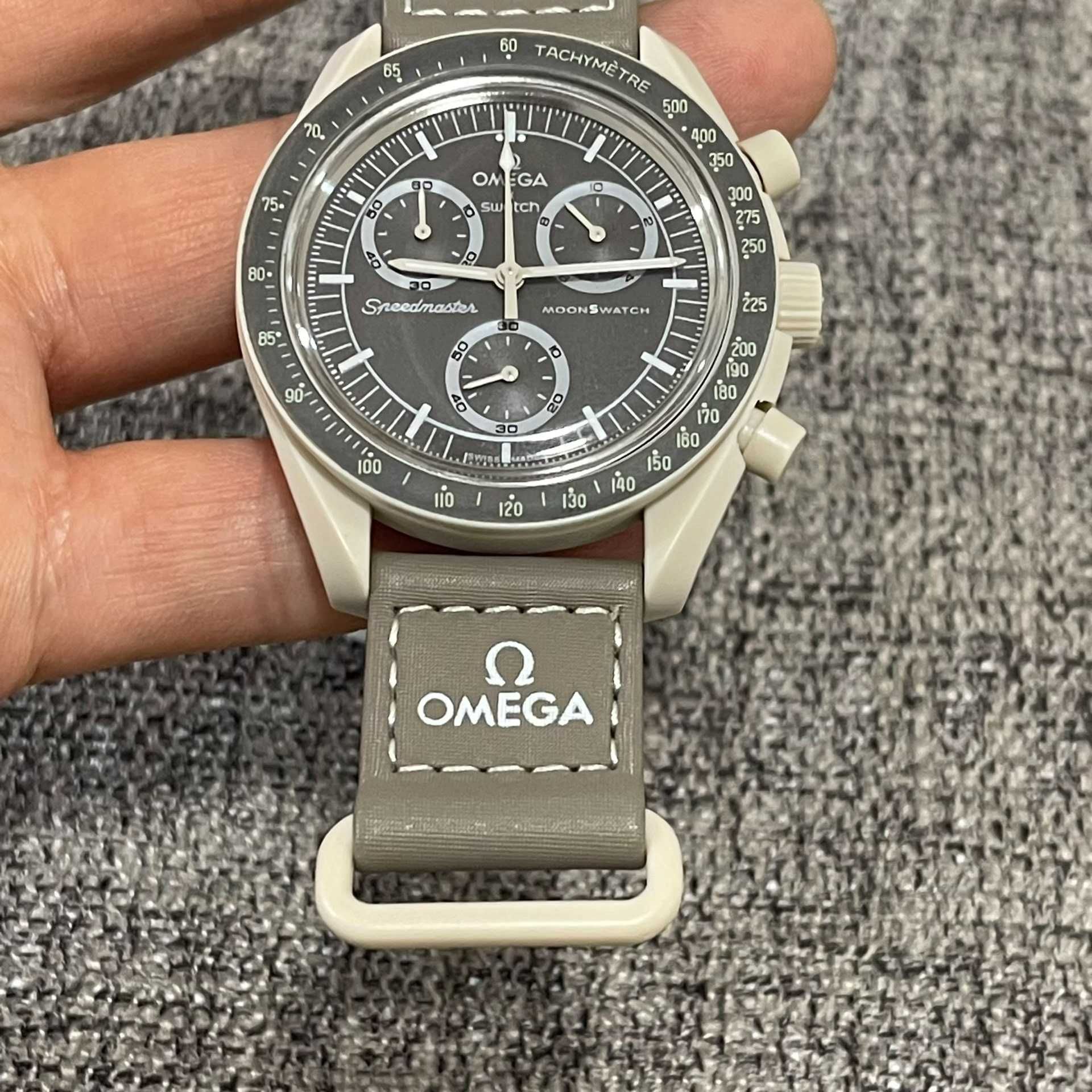 Limitowany Model SO33T103 - Omega x Swatch w Odcieniach Pustyni