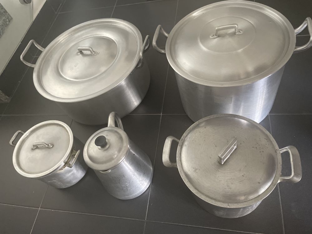 Conjunto 4 panelas e 1 fervedor 2 frigideiras 1 grelhador e 1 wok