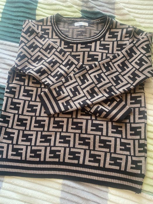 Продам кофту женскую Fendi