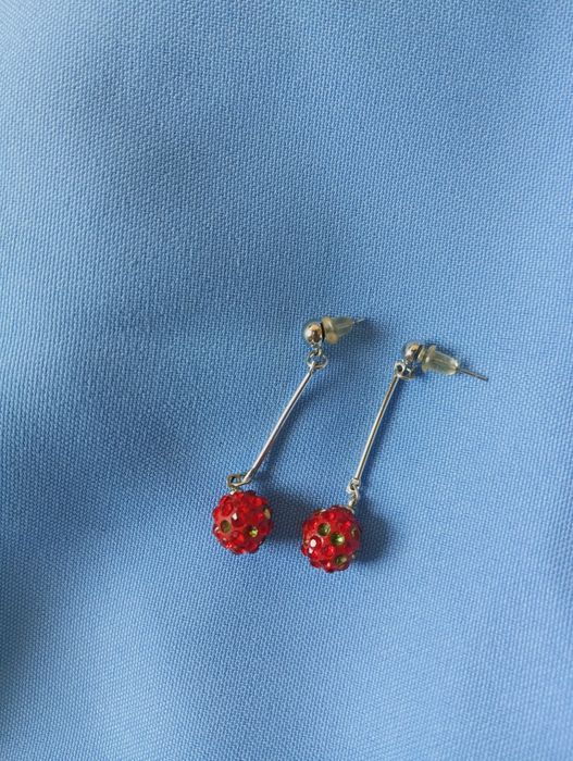 Brincos bolas vermelhas brilhantes