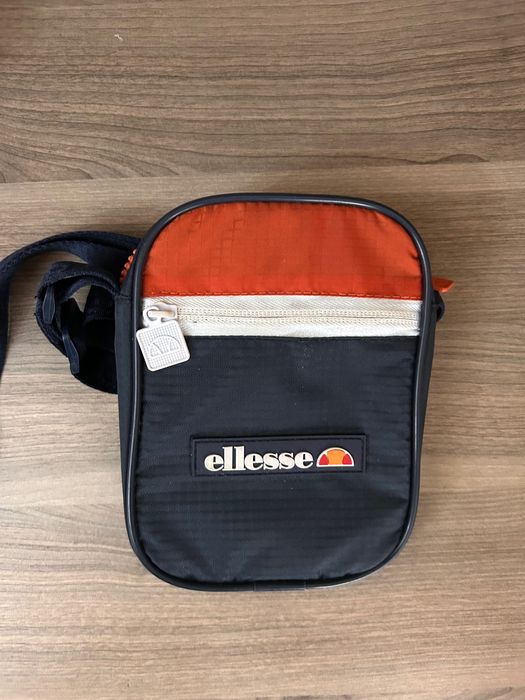 Bolsas da Ellesse e Adidas