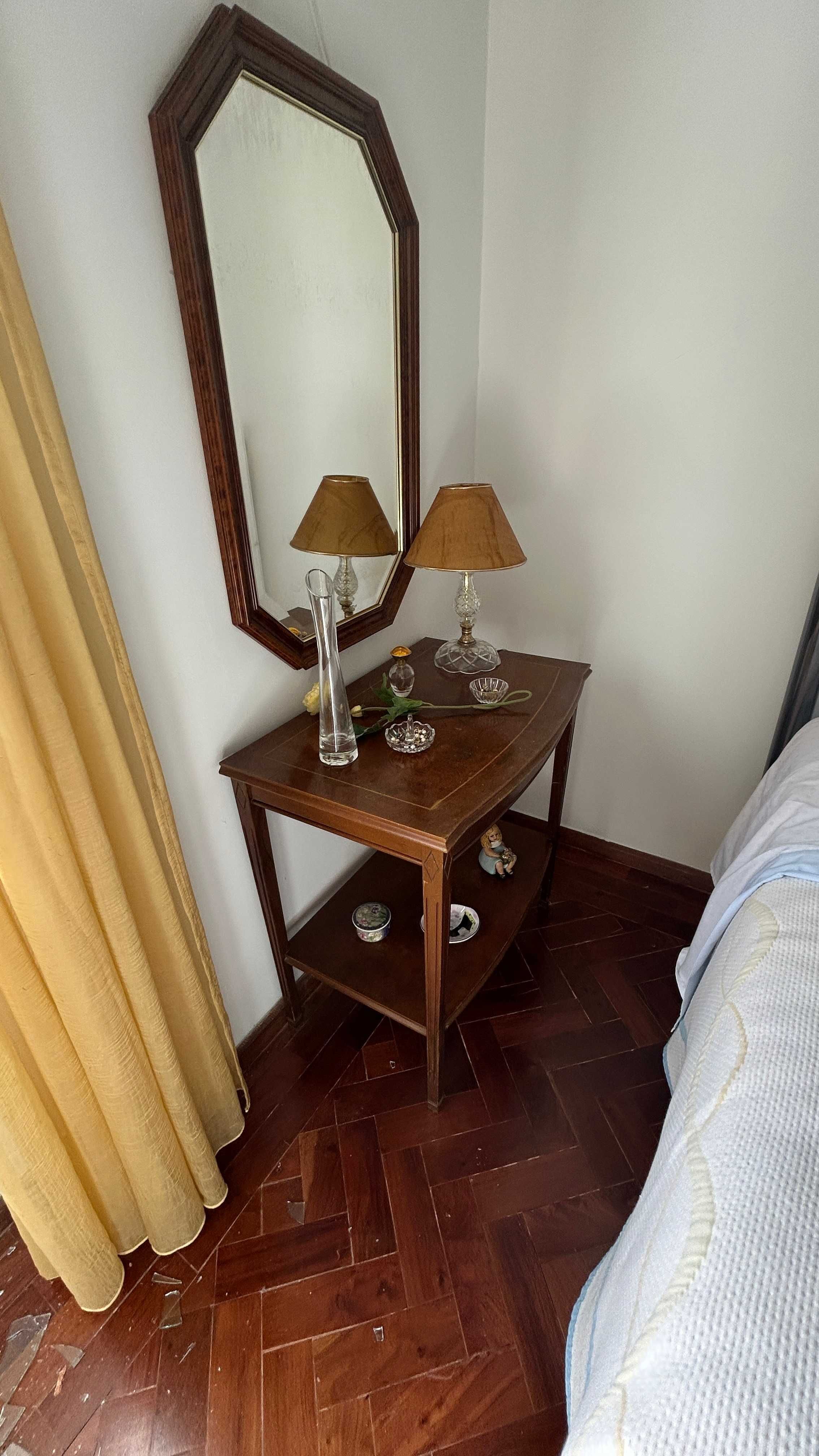 Cama individual em ferro com mesa cabeceia e espelho