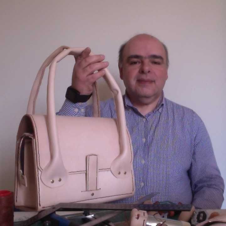 Nova e Moderna Shoulder Bag em Couro Genuíno