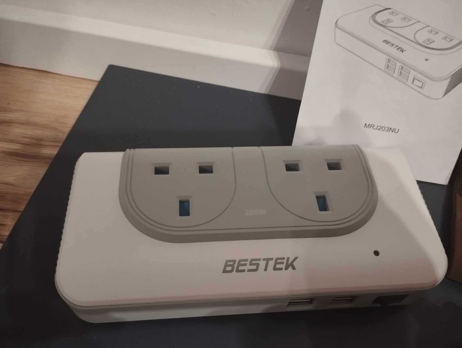 BESTEK 200W Konwerter napięcia listwa zasilająca 4porty ładowaniem USB