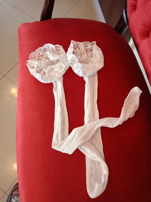 Piękne białe ślubne pończochy.