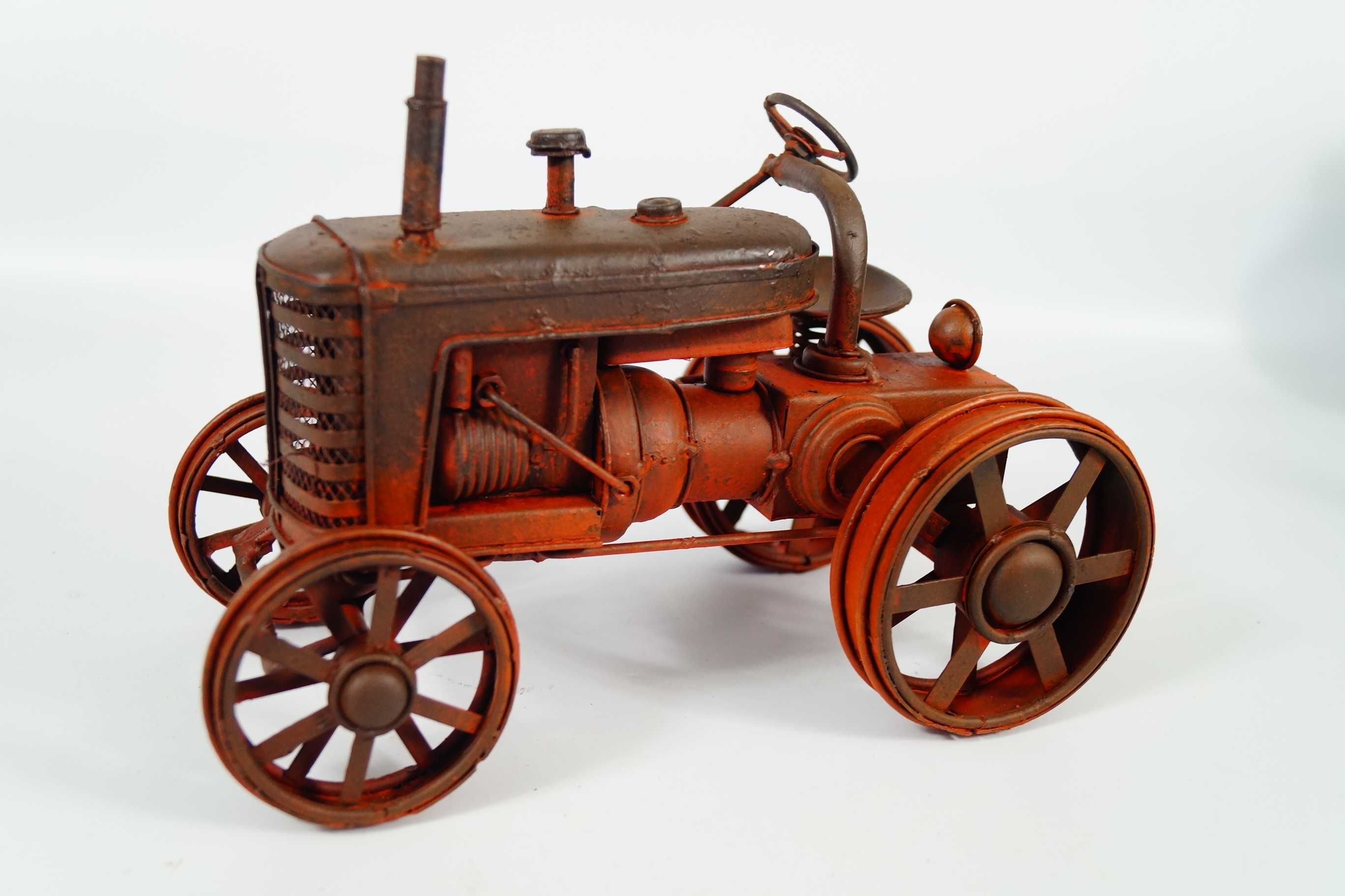 Metalowy pojazd traktor - rekwizyt stary model