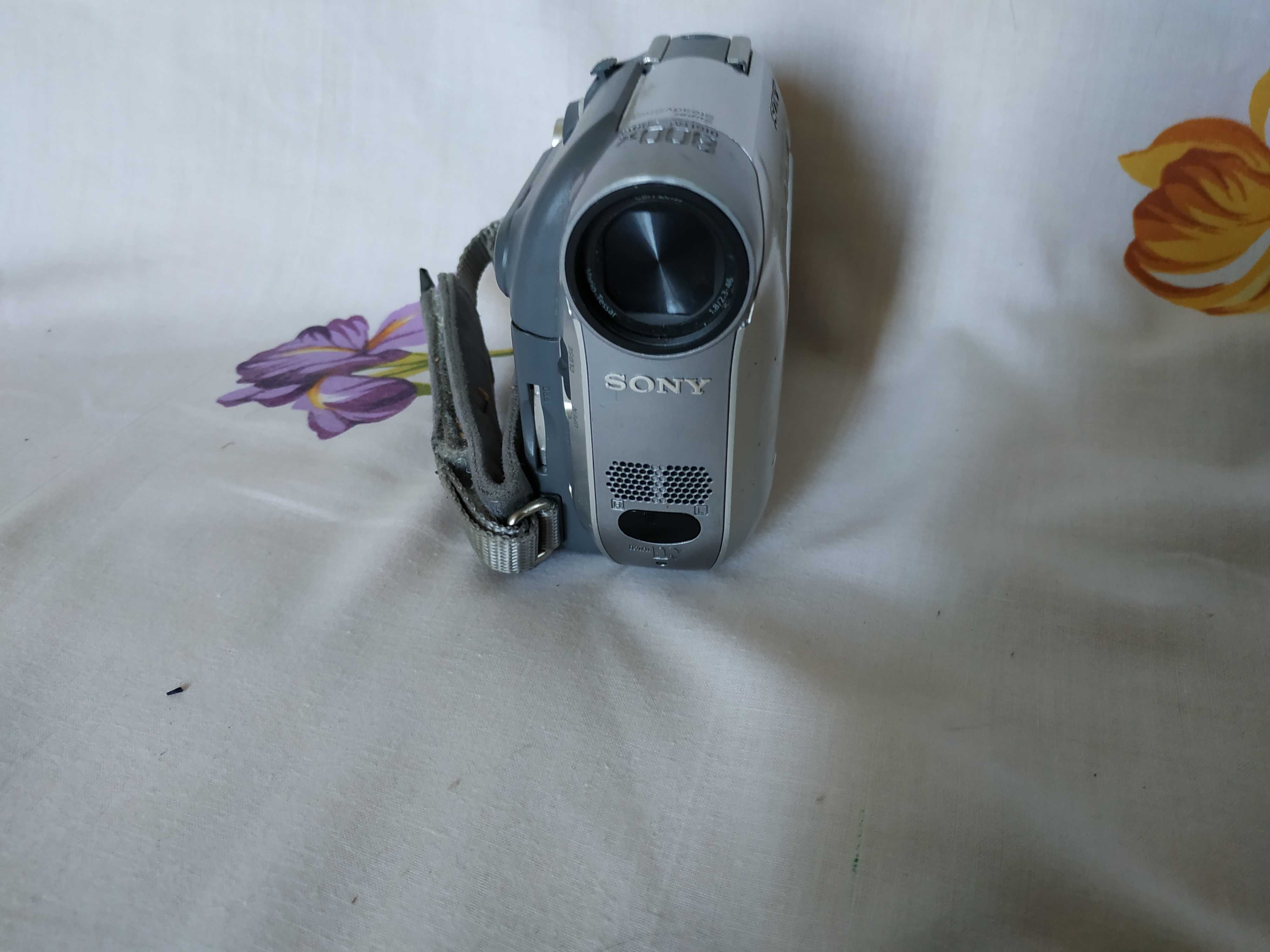 Продам видеокамеру sony.