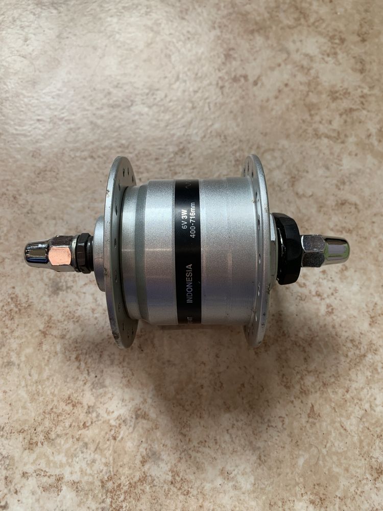 Динамо втулка Shimano передня