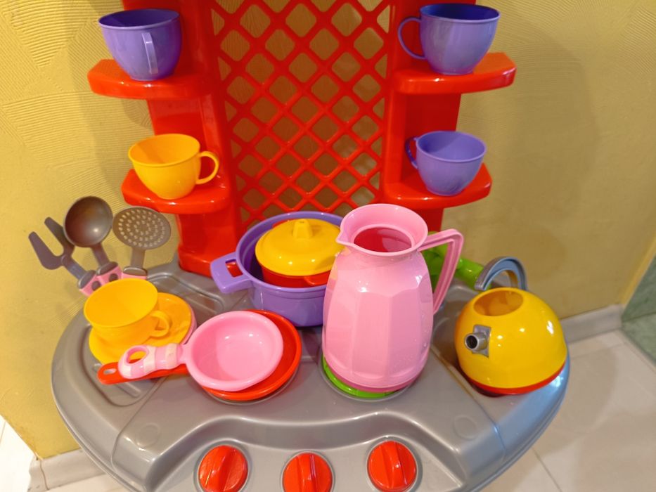 Дитяча кухня з посудом