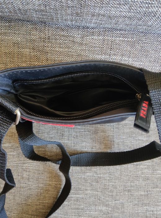 Pequena bolsa a tiracolo preta Prada