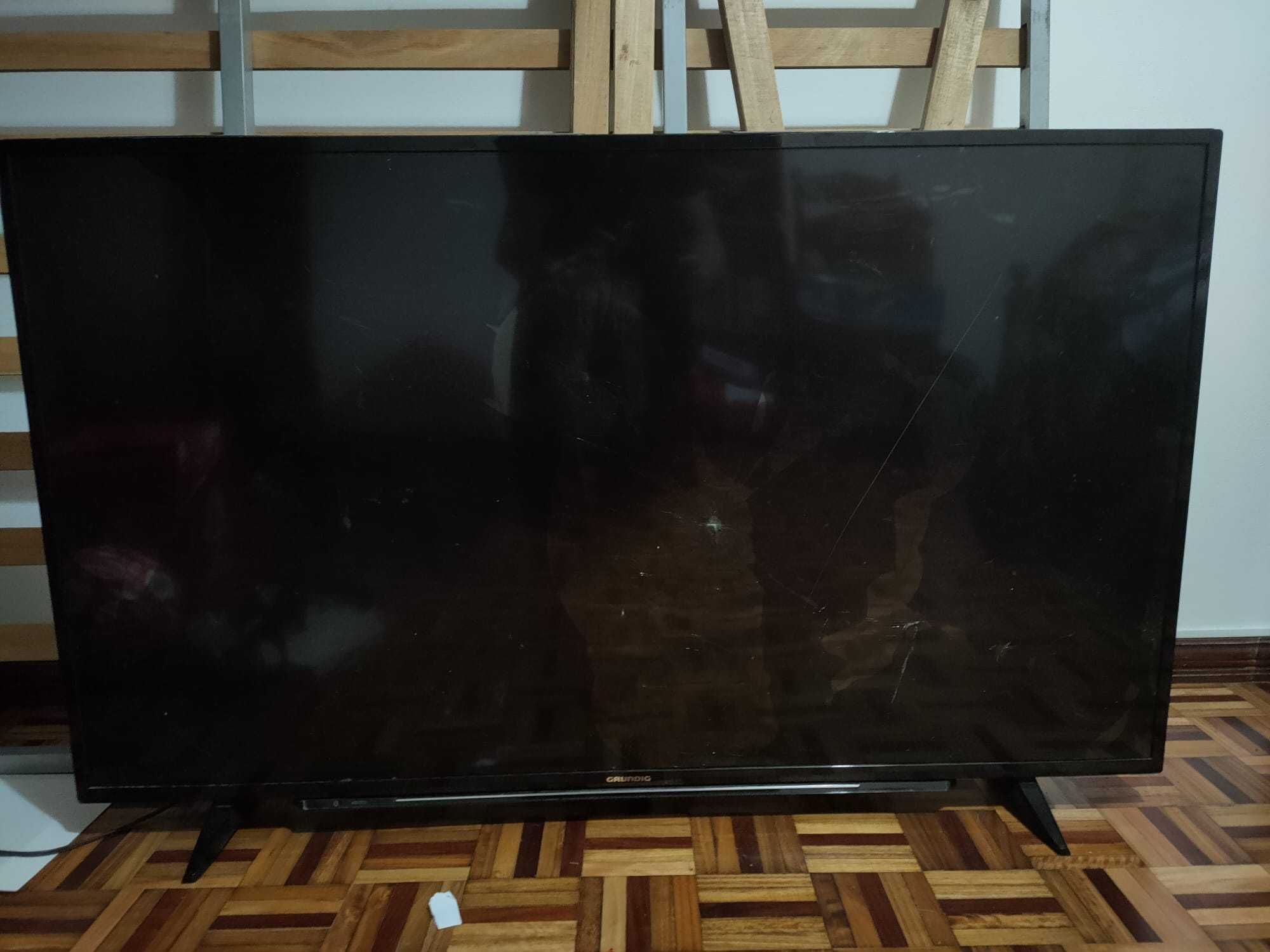 Televisão Grundig 55', modelo 55VLX7810BP, para peças (ecrã partido)