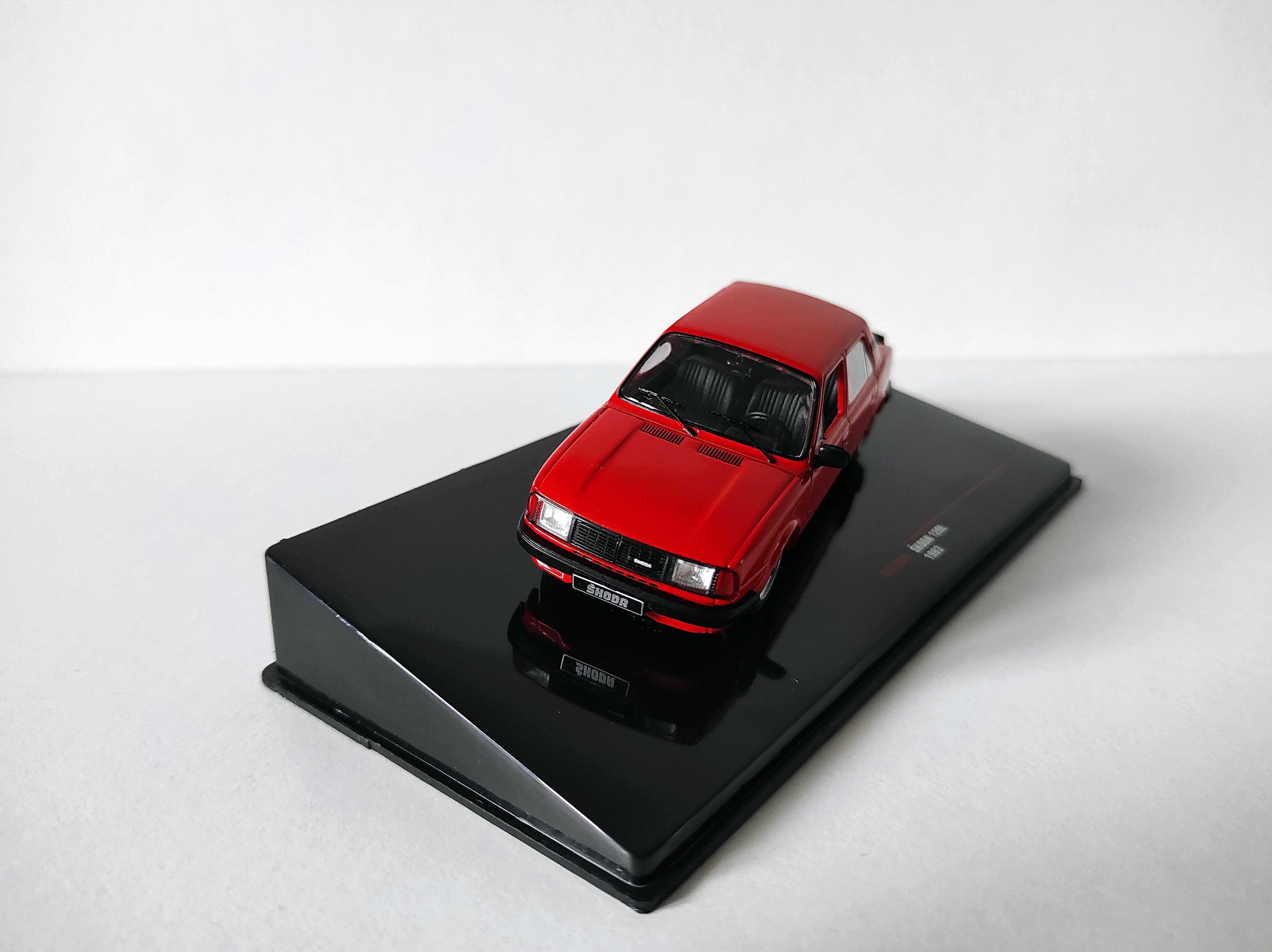 Skoda 120L 1983 Czerwony 1:43 IXO uszkodzona gablotka