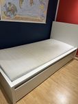 Łóżko pojedyńcze białe z 2 szufladami i materacem