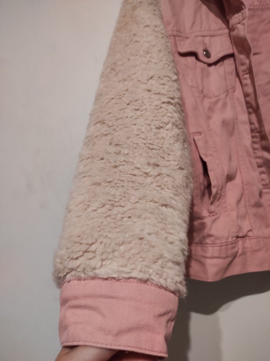 Jeansowa różowa kurtka z futerkiem na rękawach TopShop