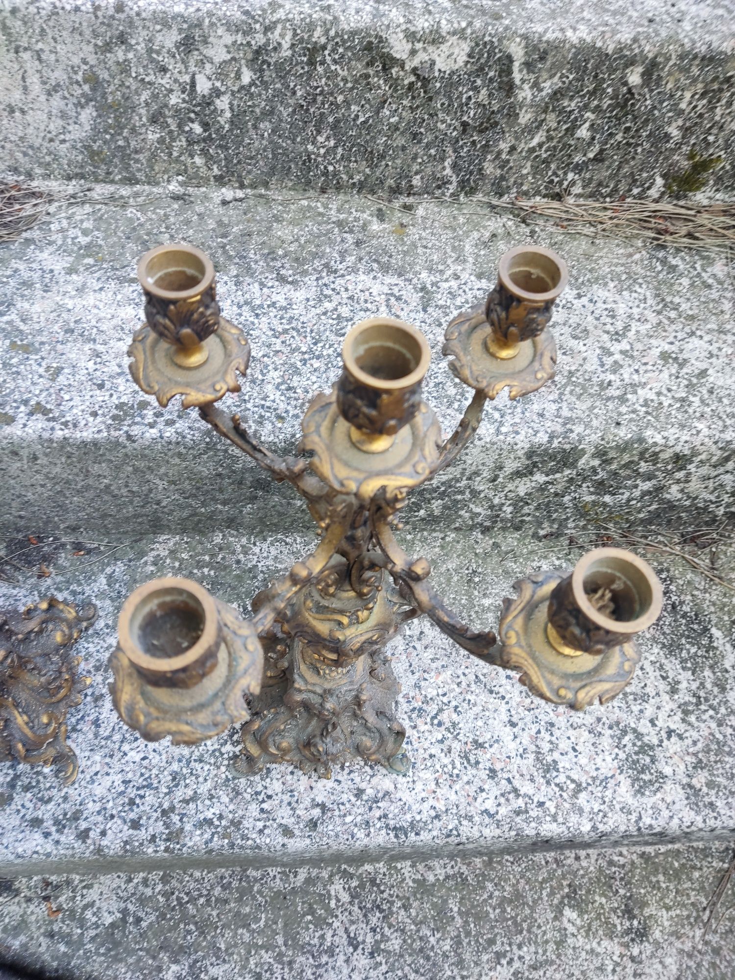 Castiçais góticos dourados em ferro