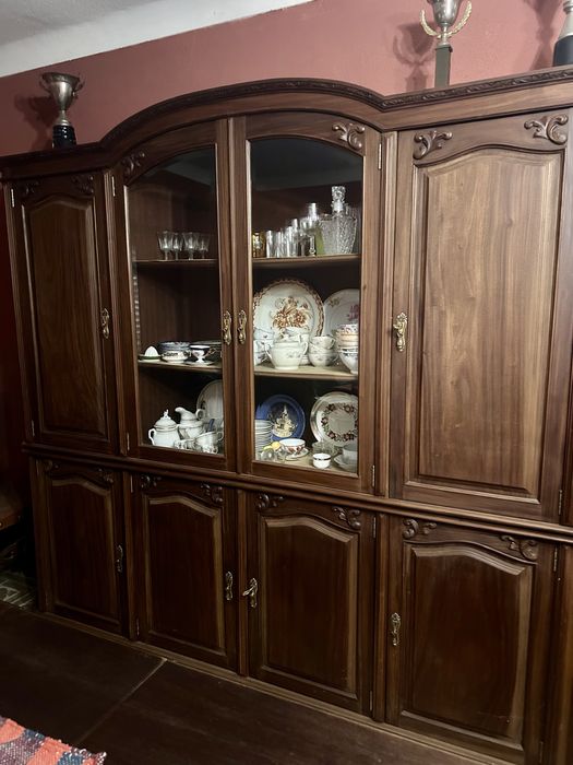 Movies, cadeiras, mesa…