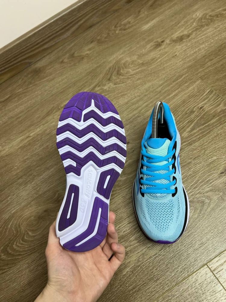 Продам БОМБЕЗНІ жіночі бігові кросівки Saucony Ride 14