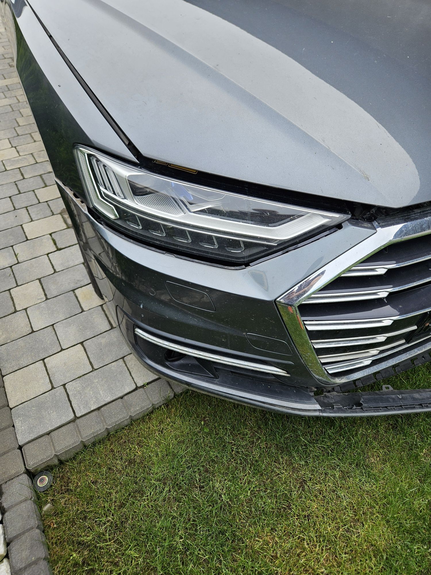 Audi A8 uszk9dzone jeżdżące