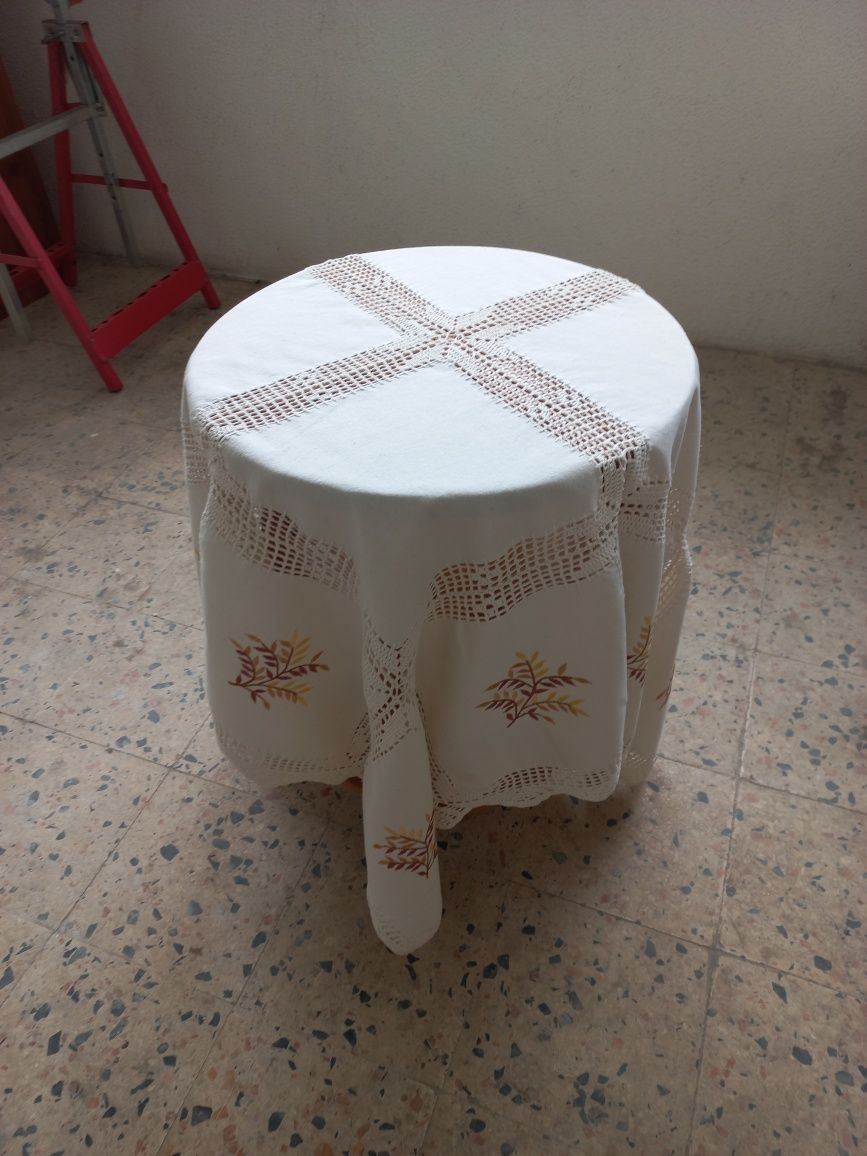 Toalha em linho com bordados e entremeios em crochet