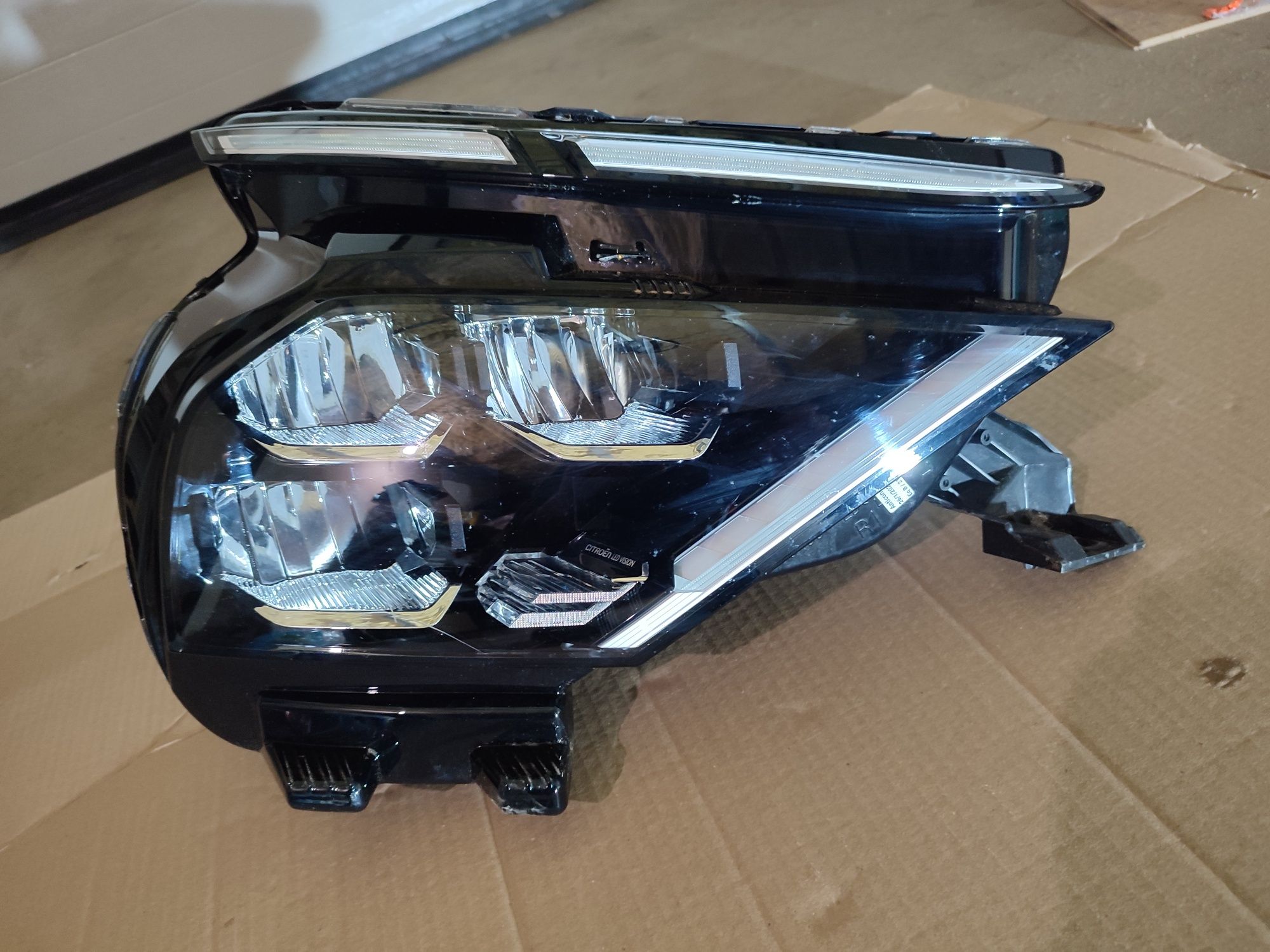 Citroen C4 III FULL LED 20- lampa prawa przód przednia