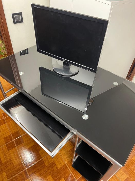 Secretária vidro + Monitor LG