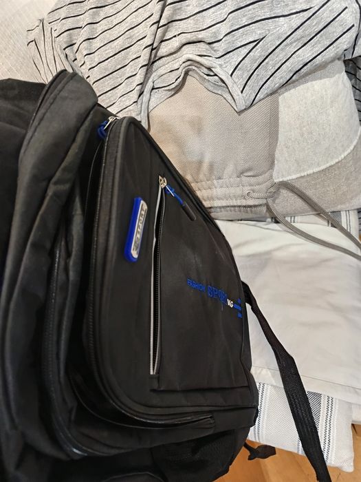 Vendo a mochila preta e azul bom estado