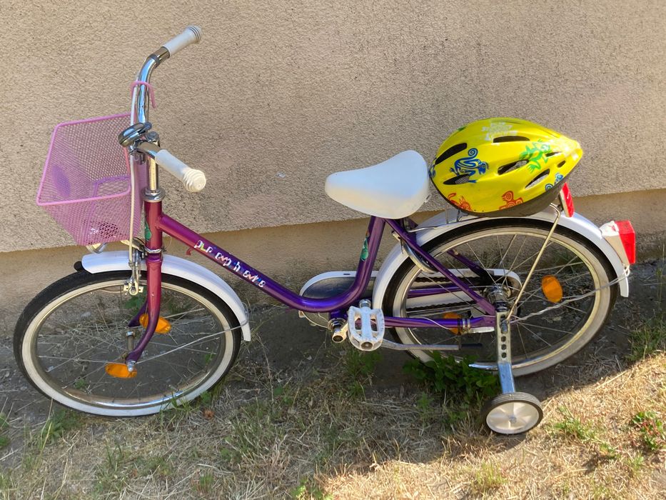 Witam mam do sprzedania rower dla  dziecka z 4 kołkami ( kask darmowy)