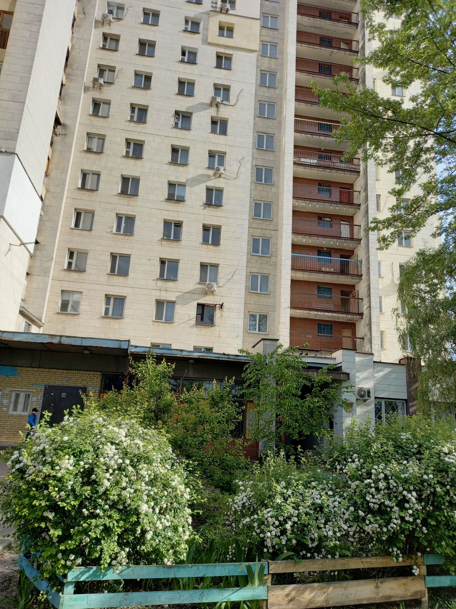 Продаж кімнати в ком.кв.,вул Азербайджанська 8-Б .