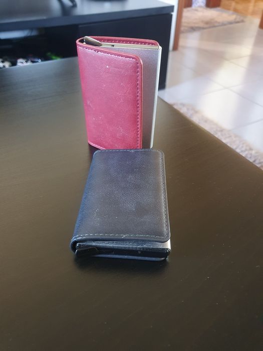 Carteiras em pele novas