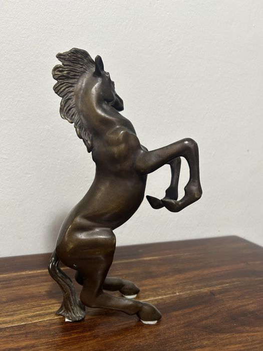 Koń z brązu figurka
