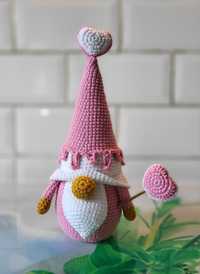 Mały gnomik z serduszkami - amigurumi