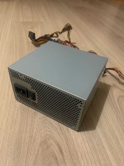 Zasilacz do komputera stacjonarnego, jak nowy. Stan bardzo dobry.