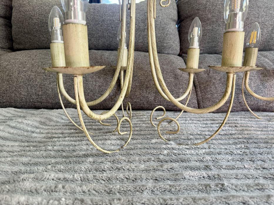 2 lustres de luz de teto em funcionamento para projeto de restauro