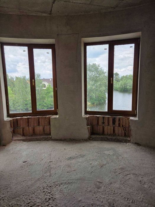 Будинок біля води. Будинок на березі Дніпра.