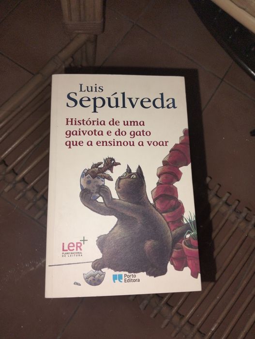 Livro "História de uma gaivota e do gato que a ensinou a voar"
