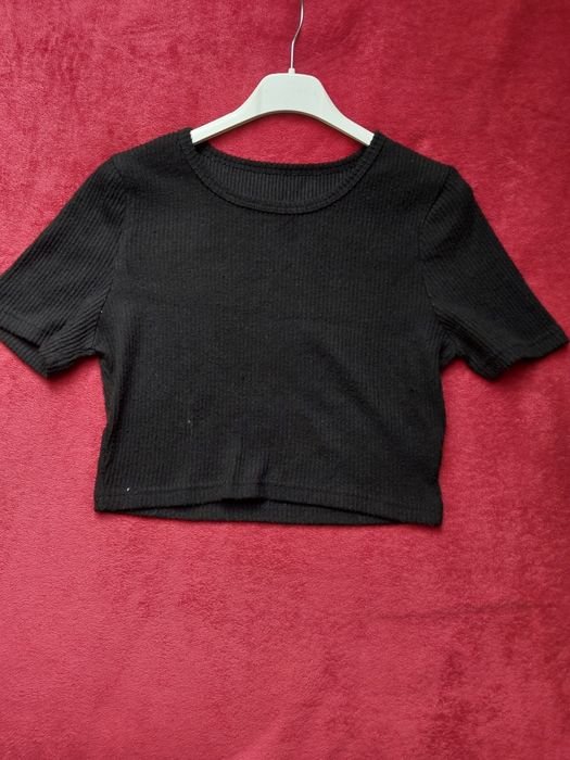 Czarny prążkowany crop top shein