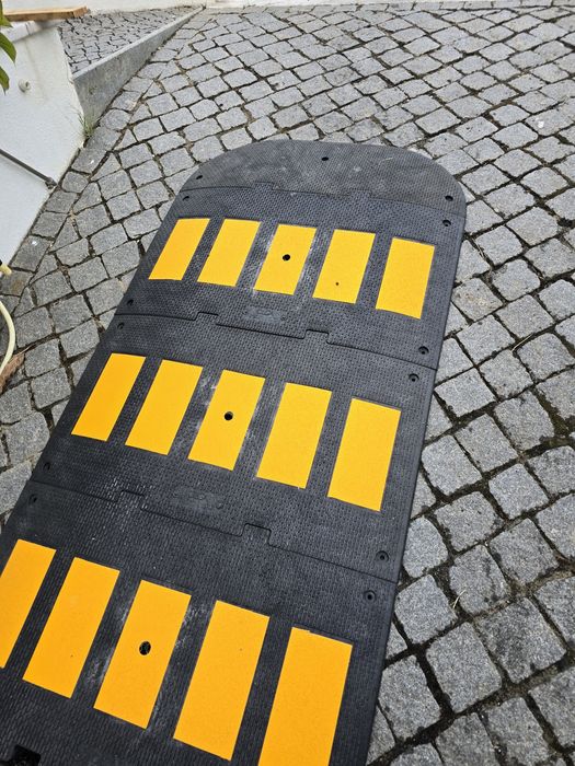 Lombas redutoras de velocidade (5 cm de altura)